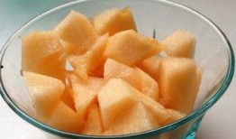 哈密瓜怎样吃最舒服视频,轻松享受夏日清凉