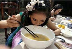 大学生拿着碗吃瓜视频,大学生创意吃瓜，碗碗瓜香引围观