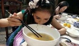 大学生拿着碗吃瓜视频,大学生创意吃瓜，碗碗瓜香引围观