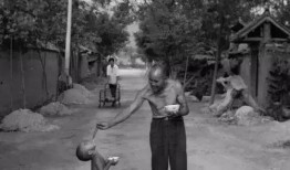 农村树底下吃瓜老太太视频,农村老太太悠闲度日