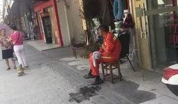 外卖小哥送餐吃瓜视频,意外走红网络