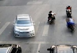 司机撞车吃瓜视频播放大全,惊险瞬间！司机撞车吃瓜视频大盘点