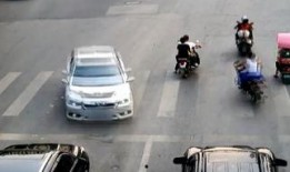 司机撞车吃瓜视频播放大全,惊险瞬间！司机撞车吃瓜视频大盘点