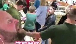 农村人聚众吃瓜视频播放,视频播放引发热议