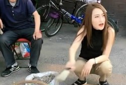 交警吃瓜搞笑视频,笑翻网友！