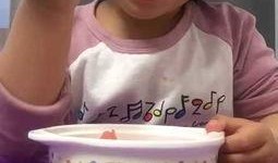 宝宝吃瓜的搞笑视频图片