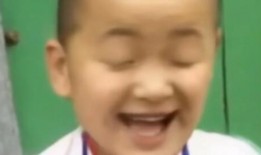 吃瓜搞笑大叔视频素材无水印,笑料百出无水印