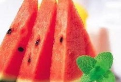 小宝宝摔瓜吃西瓜视频,萌娃趣味瞬间捕捉