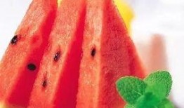 小宝宝摔瓜吃西瓜视频,萌娃趣味瞬间捕捉