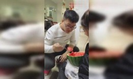 夫妻找帅哥吃瓜视频,吃瓜视频爆笑全场！