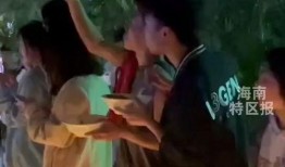 大学生拿着碗吃瓜视频,大学生创意吃瓜，碗碗瓜香引围观