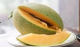 哈密瓜怎样吃最舒服视频,轻松享受夏日清凉